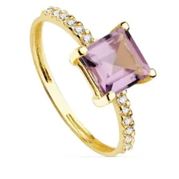 Sortija oro 18k centro piedra imitación amatista 6x6mm. cuerpo detalle circonitas