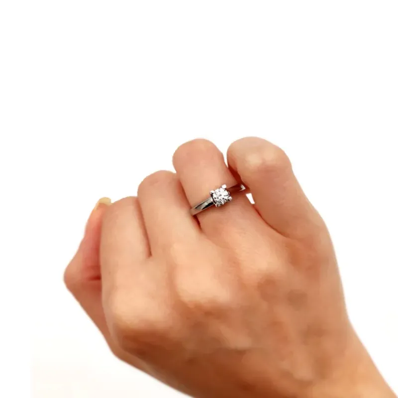 Solitario oro blanco 18k liso centro diamante 0.300ct. brillante garras