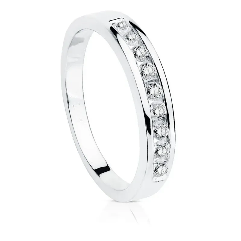 Alianza oro blanco 18k lisa acabado pulido centro carril 9 diamantes 0.50ct. brillantes