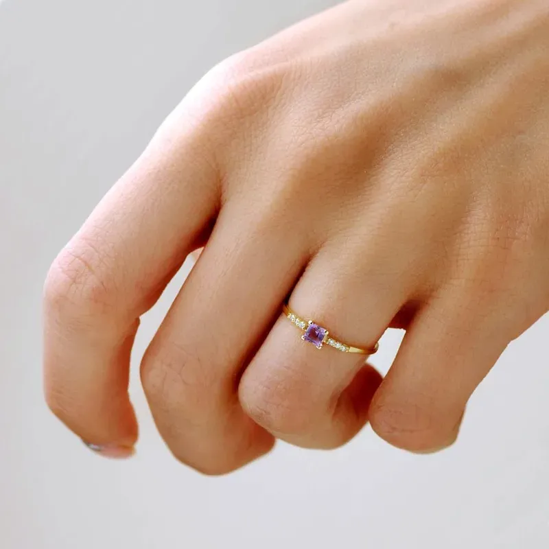Sortija oro 18k laterales diamantes brillantes 0.03ct. centro piedra 3mm. cuadrada cuerpo liso