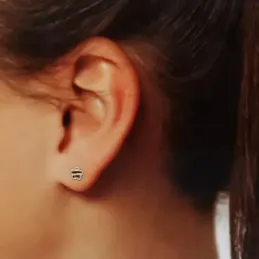 Pendientes oro bicolor 18k niña 4 mm. flor detalles centro