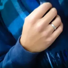 Alianza oro blanco 18k lisa diamante brillante centro 0.032ct. media