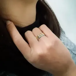 Alianza oro bicolor 18k dos brillantes 0.032ct. diámetro 2mm. Ancho 3
