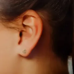 Pendientes oro 18k niña 5 mm. forma calavera lisa calada presión