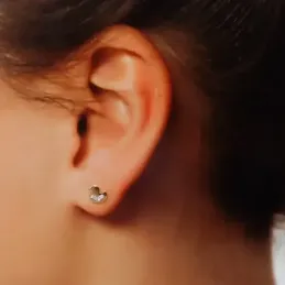 Pendientes oro 18k niña 5.5 mm. forma pato circonitas combinadas liso
