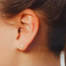 Pendientes oro 18k niña 4.2 mm. perla 2.30 mm. centro bisel liso cier
