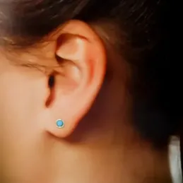 Pendientes oro 18k niña 4.2 mm. piedra turquesa centro 3 mm. bisel li