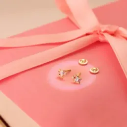 Pendientes Oro 18k niña 5.5 mm. forma pez esmaltado color