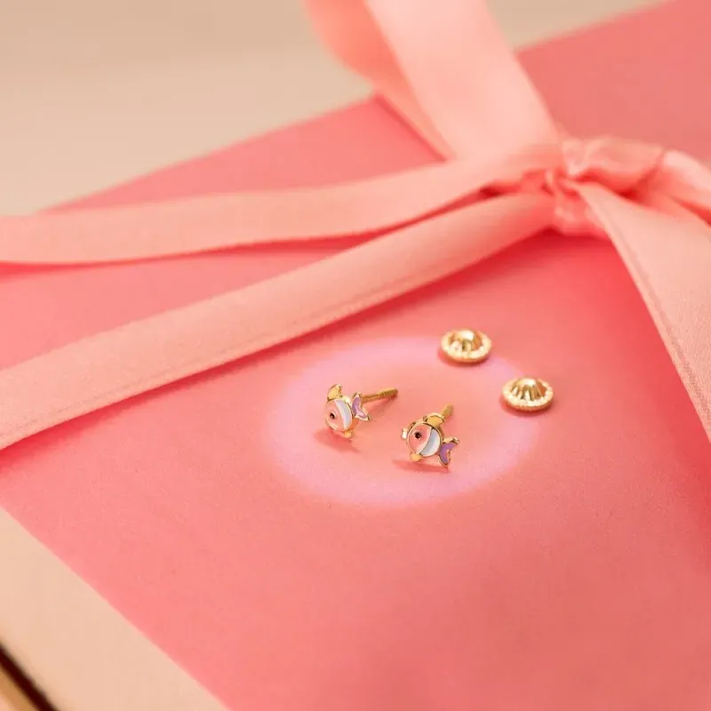 Pendientes Oro 18k niña 5.5 mm. forma pez esmaltado color