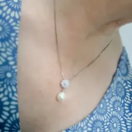 Colgante oro blanco 18k flor circonitas perla 23x10mm. [AB2292]