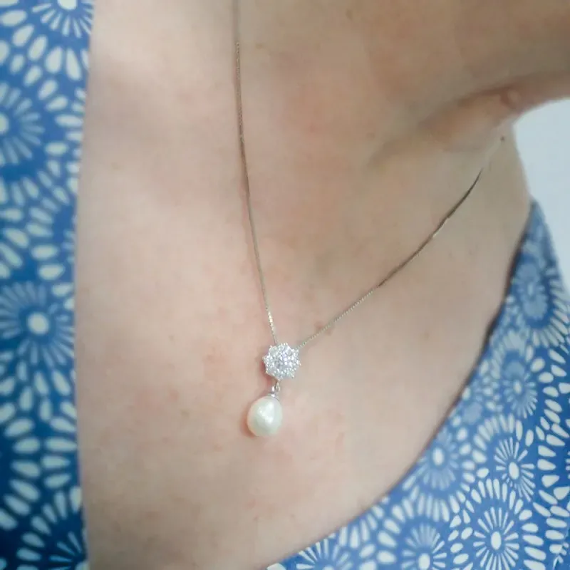 Colgante oro blanco 18k flor circonitas perla 23x10mm. [AB2292]