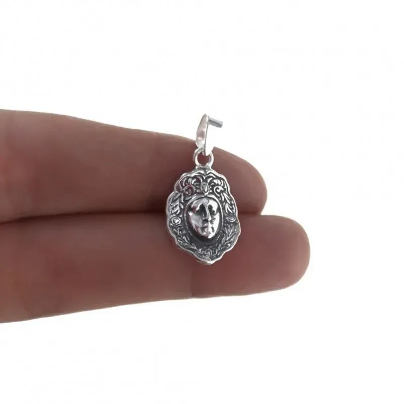 Colgante plata Ley 925m rostro 15mm. Virgen del Rocío detalles oxidados