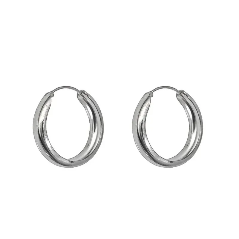 Aros Pendientes en Plata de Ley 925m de media caña en 18 mm. lisos