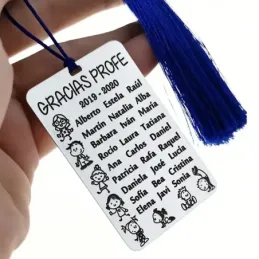 Marcapáginas plata Ley 925m para profe 60mm. personalizable nombres curso detalles niños pompón azul