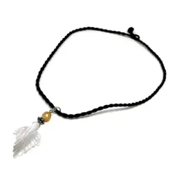 Colgante plata Ley 925m. hoja nácar natural 30mm. cordón 48cm. trenzado amuleto suerte mujer