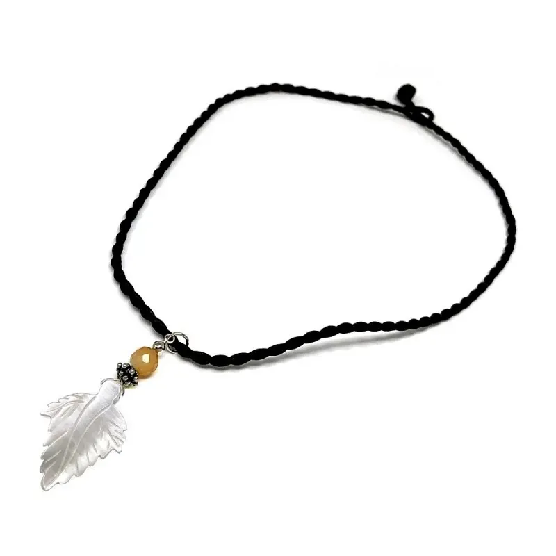 Colgante plata Ley 925m. hoja nácar natural 30mm. cordón 48cm. trenzado amuleto suerte mujer