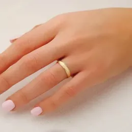 Alianza en Oro de 9k matizada con bordes diamantados ancho de 4 mm.