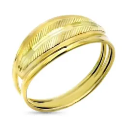Sortija en Oro de 9k tallado con un ancho de 7.5 mm.
