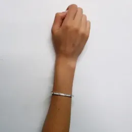 Brazalete plata Ley 925m terminación rodio liso detalles dibujo tornillo circonitas
