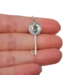 San Expedito llave colgante plata Ley 925m unisex 3.20 cm. mensaje RU