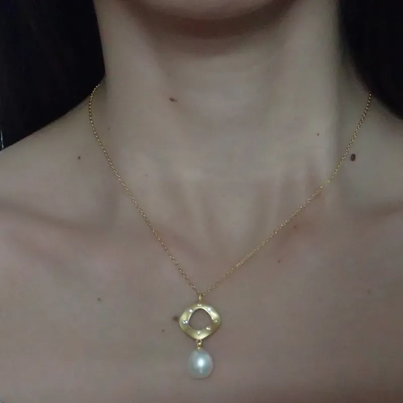 Gargantilla plata Ley 925m chapada oro 40.5cm. colgante matizado detalle circonitas perla cultivada