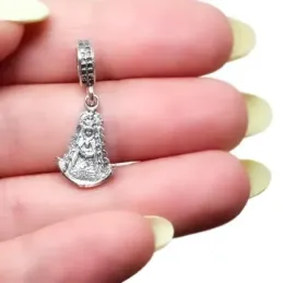 Charm fetiche plata Ley 925m macizo 17mm. Virgen del Rocío detalles tallados trasera manto