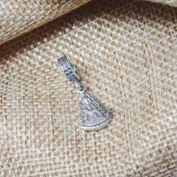 Charm fetiche plata Ley 925m macizo 17mm. Virgen del Rocío detalles tallados trasera manto