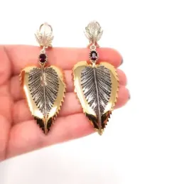 Pendientes metal largos dorados 71mm. alas piedra morada. [AB5041]