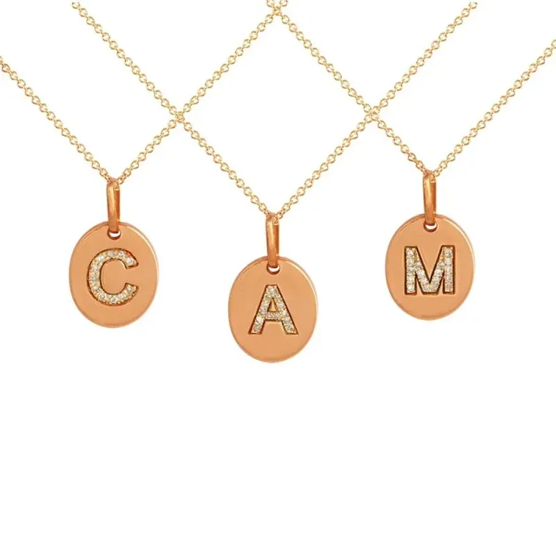 Colgante personalizado con cadena Oro Rosa 18k modelo Circles Diferentes iniciales.