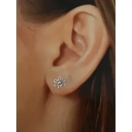 Pendientes plata Ley 925m oxidada 8mm. motivo flor lisa pétalos calados cierre presión
