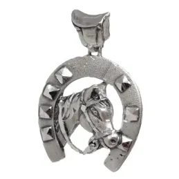 Colgante plata Ley 925m herradura 22mm. amuleto suerte cabeza caballo mate detalles tallados brillo