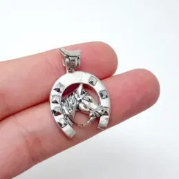 Colgante plata Ley 925m herradura 22mm. amuleto suerte cabeza caballo mate detalles tallados brillo