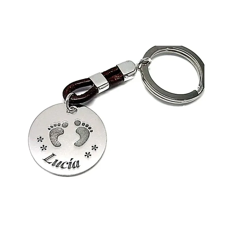Llavero plata Ley 925m cuero marrón chapa 30mm. huellas pies nombre personalizado oxidado