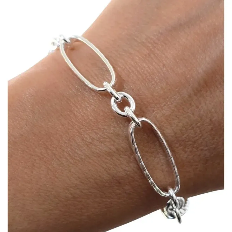 Pulsera en Plata de Ley 925m de 19.5 cm. asas huecas ovaladas de 22 x