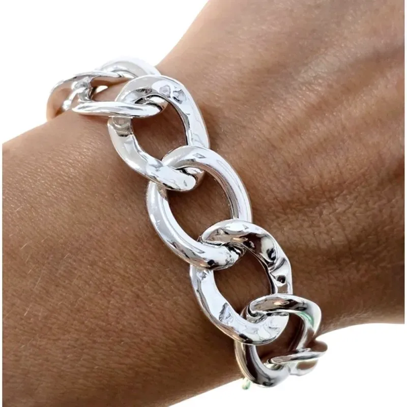 Pulsera en Plata de Ley 925m de 19.5 cm. barbada hueca de 19 x 15 mm.