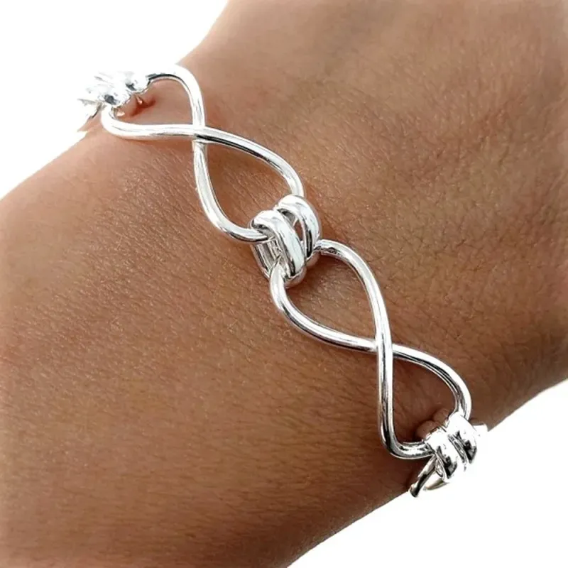 Pulsera con Infinitos en Plata de Ley 925m con 18 cm. eslabones grand