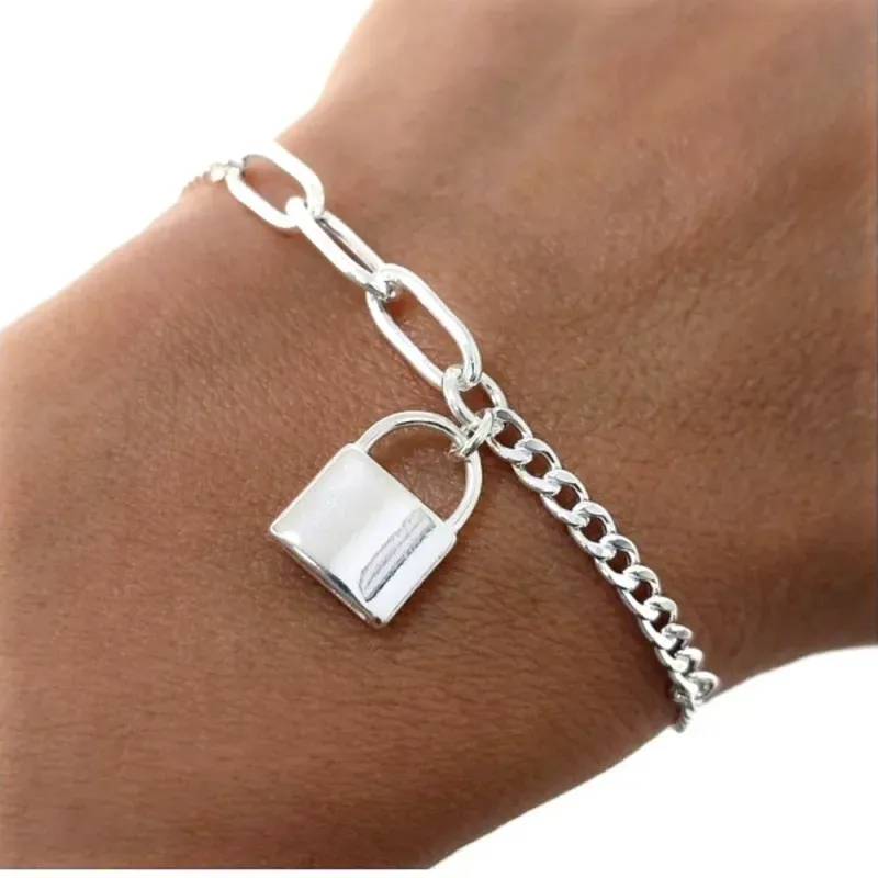 Pulsera en Plata de Ley 925m con 17 cm. cadena barbada de 4 y 8 mm. c