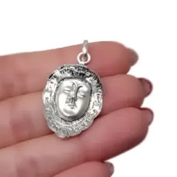 Colgante plata Ley 925m rostro 28mm. macizo Virgen del Rocío mate detalles tallados brillo