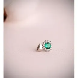 Colgante Oro Blanco 18k con 12 diamantes de laboratorio con esmeralda