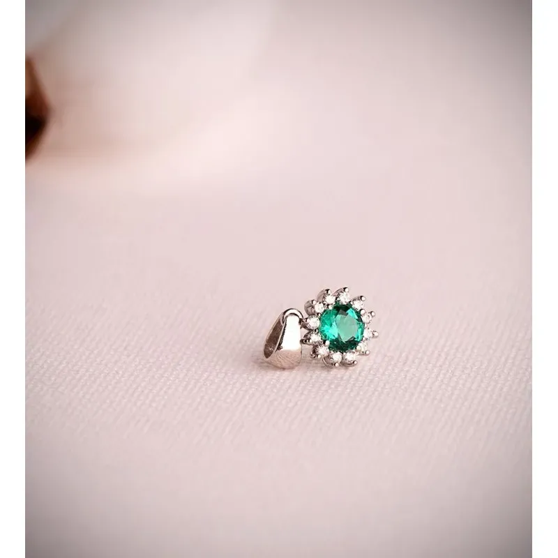 Colgante Oro Blanco 18k con 12 diamantes de laboratorio con esmeralda