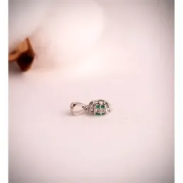 Colgante Oro Blanco 18k con 12 diamantes de laboratorio con esmeralda