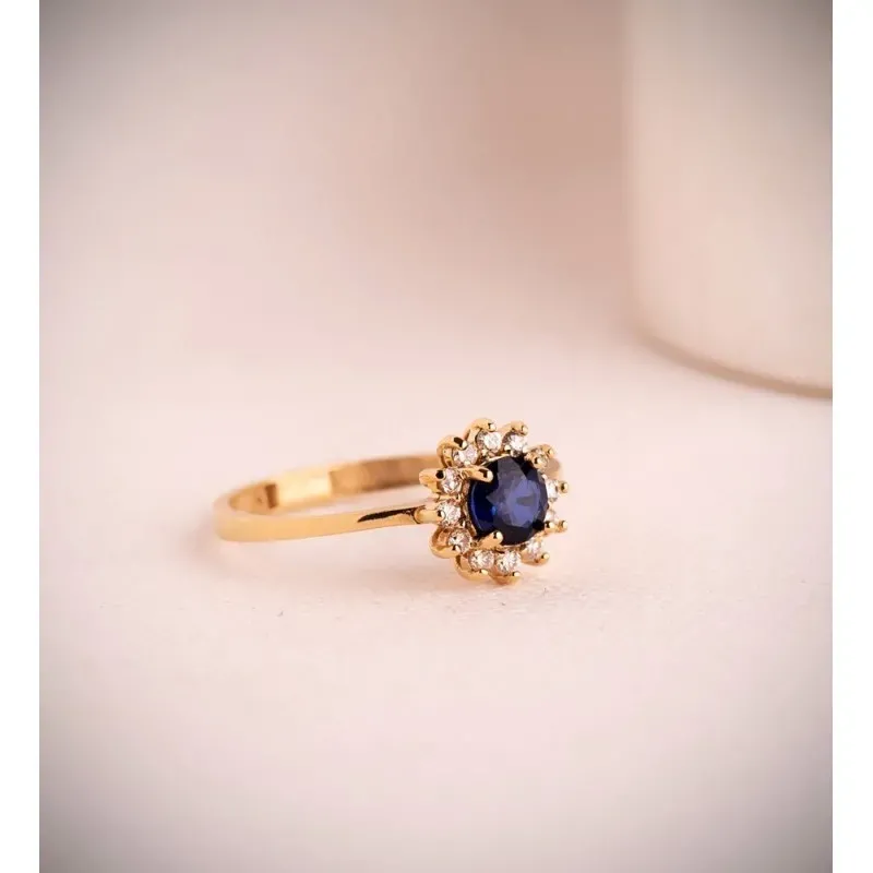 Sortija en Oro de 18k con zafiro difusión 5 mm. con 0.56ct. 12 diaman