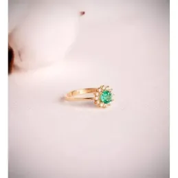 Sortija Oro 18k con esmeralda recrisalizada centro 0.48ct. y 12 diama