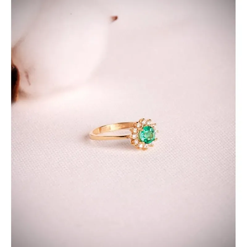Sortija Oro 18k con esmeralda recrisalizada centro 0.48ct. y 12 diama