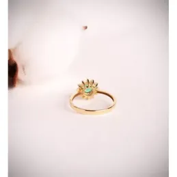 Sortija Oro 18k con esmeralda recrisalizada centro 0.48ct. y 12 diama