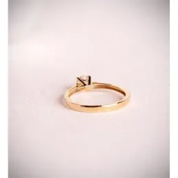 Solitario en Oro de 18k con diamante central de laboratorio 0.5ct.