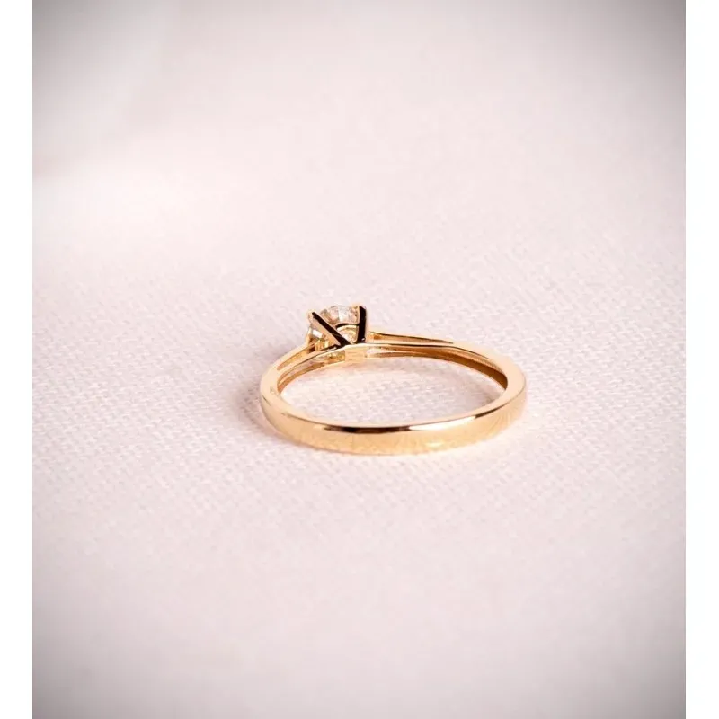 Solitario en Oro de 18k con diamante central de laboratorio 0.5ct.