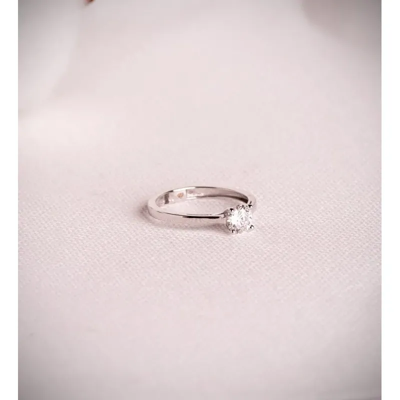 Solitario en Oro de 18k con diamante central de laboratorio 0.5ct. di