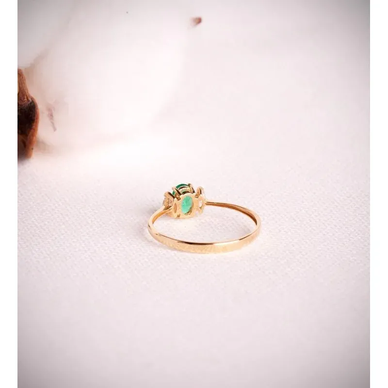 Sortija Oro 18k esmeralda recristalizada 6 x 4 mm. dos diamantes de l