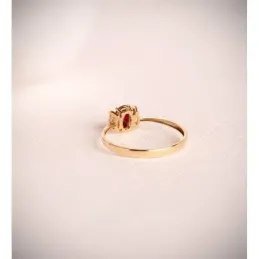 Sortija Oro 18k rubí fino 6 x 4 mm. dos diamantes de laboratorio 0.06
